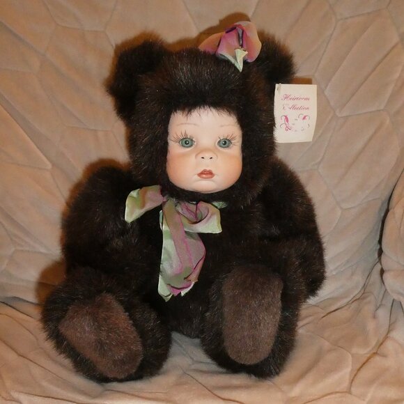 Vintage Porcelain Doll Face Musical Bear Heirloom Collections Signed 1996 - Picture 16 of 16